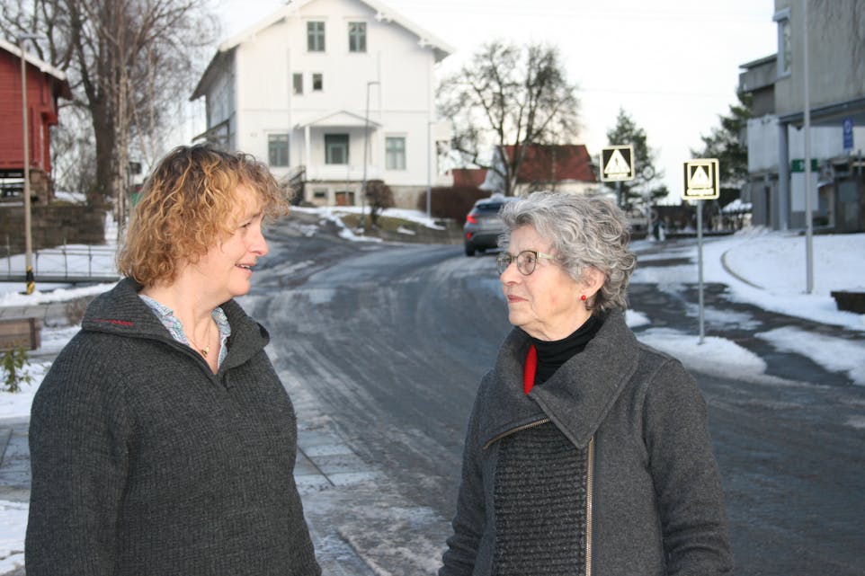 IKKE GITT OPP: Lene Haug (t.v.) og Maren Rismyhr har ikke gitt opp kampen mot sykehusplanene, selv etter byggestart. De mener at prosjektet vil ende opp med å stoppe opp på grunn av pengemangel.