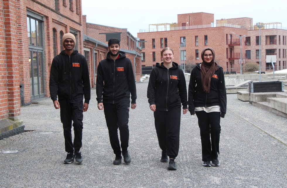 LØFTE SAMFUNNET: Lojithan Christopherguru (19) (f.v.), Bilal Atif Salim (17), Emma Allegra Nyseth (18) og Sbikah Shahid Choudhry (18) er bekymret for utviklingen i ungdomskriminaliteten. Ungdomsbedriften deres, WinWin UB, vil løfte samfunnet ved å gi ungdom arbeidsmuligheter og være nyttig for nærområdet.