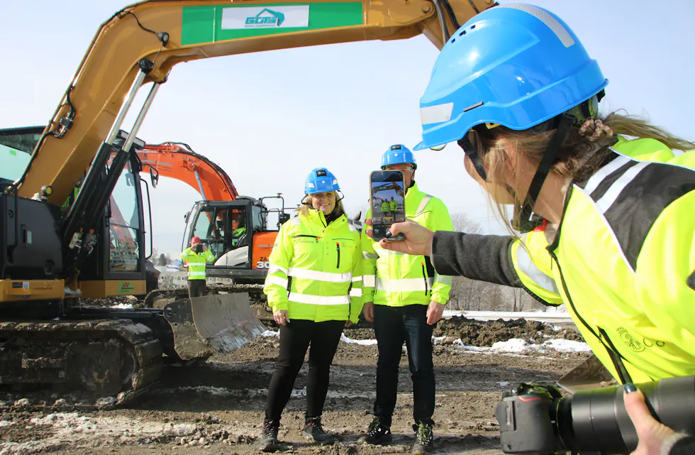 «SE HIT»: Det sto ikke på mangel av mobiltelefoner eller kameraer da byggestart for nye Haukåsen skole gikk av stabelen på mandag.
