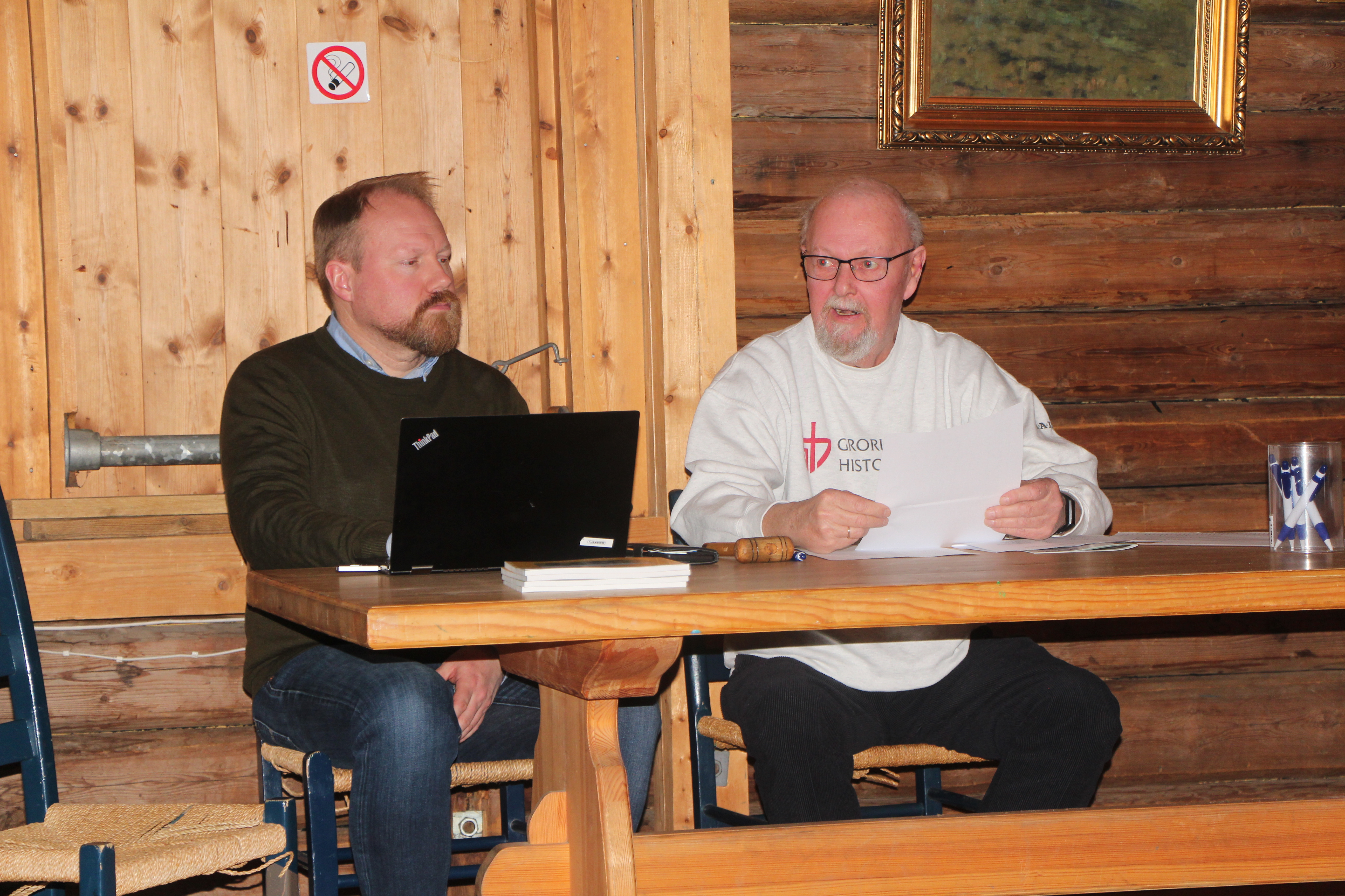 STYRETS BERETNING: Nestleder og leder Geir Nordhus (t.v) og Dan Brovold gikk gjennom året som var med resten av historielaget, og der var det både gode og mindre gode nyheter. Det positive er at årboka selger bra, mens det negative er at pengebruken ble høyere enn planlagt. Nå tar de fatt på 2024 med ny årbok, nytt budsjett og nye krefter. 