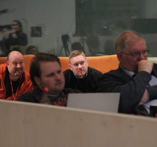 Rune Gjelberg (bak til høyre) måtte forlate plassen sin og sette seg bakerst i møtelokalet mens saken der han er vurdert inhabil pågikk. 