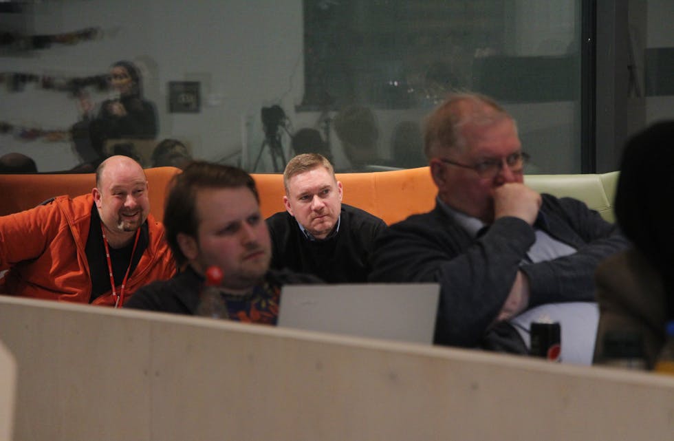 Rune Gjelberg (bak til høyre) måtte forlate plassen sin og sette seg bakerst i møtelokalet mens saken der han er vurdert inhabil pågikk. 