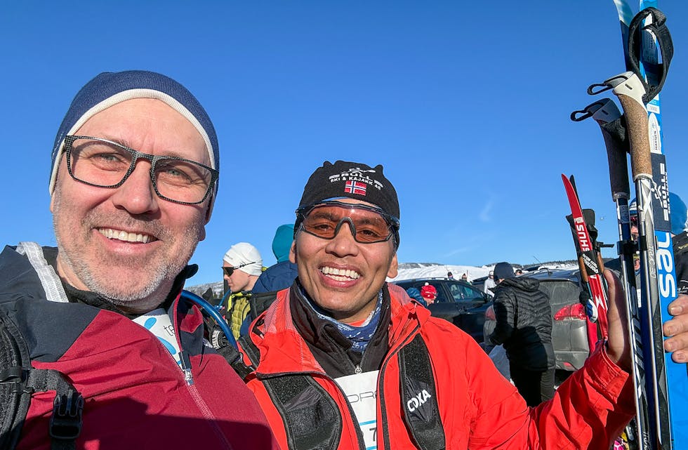 Turvennene Øystein og Leo før starten på Tingstadjordet. Været er strålende og alt ligger til rette for en fin skitur over fjellet til Lillehammer.