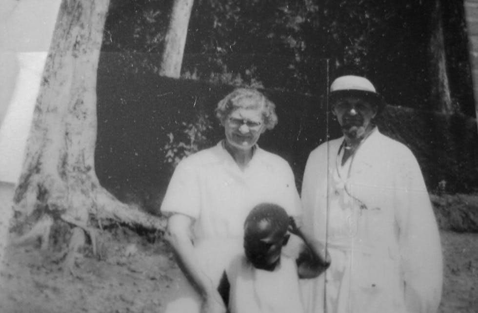 Første pasient Nakangu, en spinkel ung kvinne som skulle føde. Første utfordring for far Osvald Orlien som fikk et kall til å reise ut som misjonær til Kongo 17 år gammel. Det tok 30 år før Osvald kom som misjonslege til sykehuset i Kaziba i Kivu provinsen i 1958. Alt var nytt og primitivt, uten elektrisk lys og med parafinlamper og et oppslagsverk, måtte legen vise hva han var god for som kirurg midt på natta