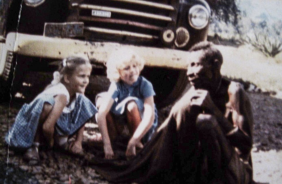 For lenge, lenge siden kjente jeg en mann som het Kazagara i Kaziba. Han var det mine foreldre kalte hedning. Han var både lege og prest og var en trolldoktor som kurerte sykdommer og ga medisiner for blant annet utroskap. Betalingen var ofte i kuer eller geiter, og Kazagara hadde mange kuer og sammen med kuene var det hvite fugler (kuhegre) som satt på kuene og spiste lopper og utøy.