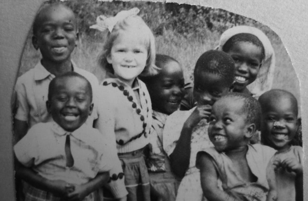 Venneflokken i Kaziba. Jeg hadde en eventyrlig oppvekst i Kaziba før jeg ble sendt til internatskole for misjonærbarna til Muganga i Kivu-provinsen. Selve internatskolen gikk også greit for mitt vedkommende.