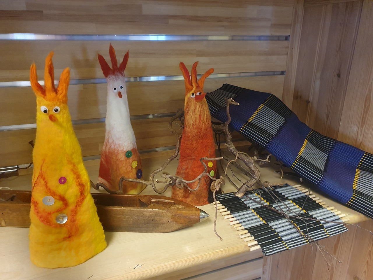 TID FOR GULT: Østre Aker husflidslag fyller låven med påskestemning.