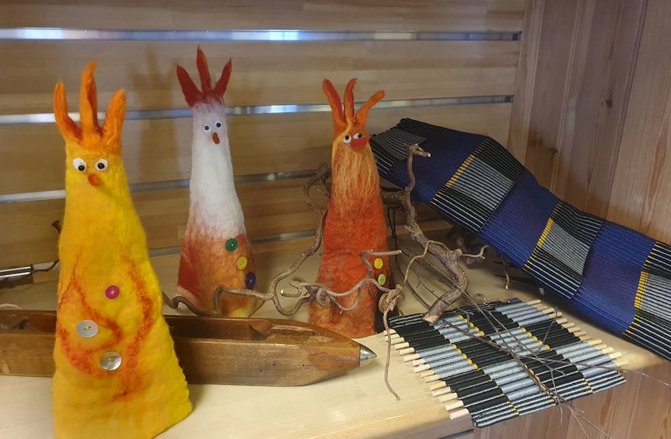 TID FOR GULT: Østre Aker husflidslag fyller låven med påskestemning.