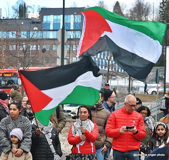 FLAGGENE VAIET: Palestinske flagg vaiet i vinden.