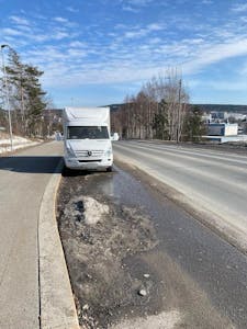 SNART KAN MAN IKKE PARKERE HER LENGER: Nå har Bymiljøetaten avgjort at det vil bli satt opp et parkering forbudt-skilt i busslommen sør for Trondheimsveien.