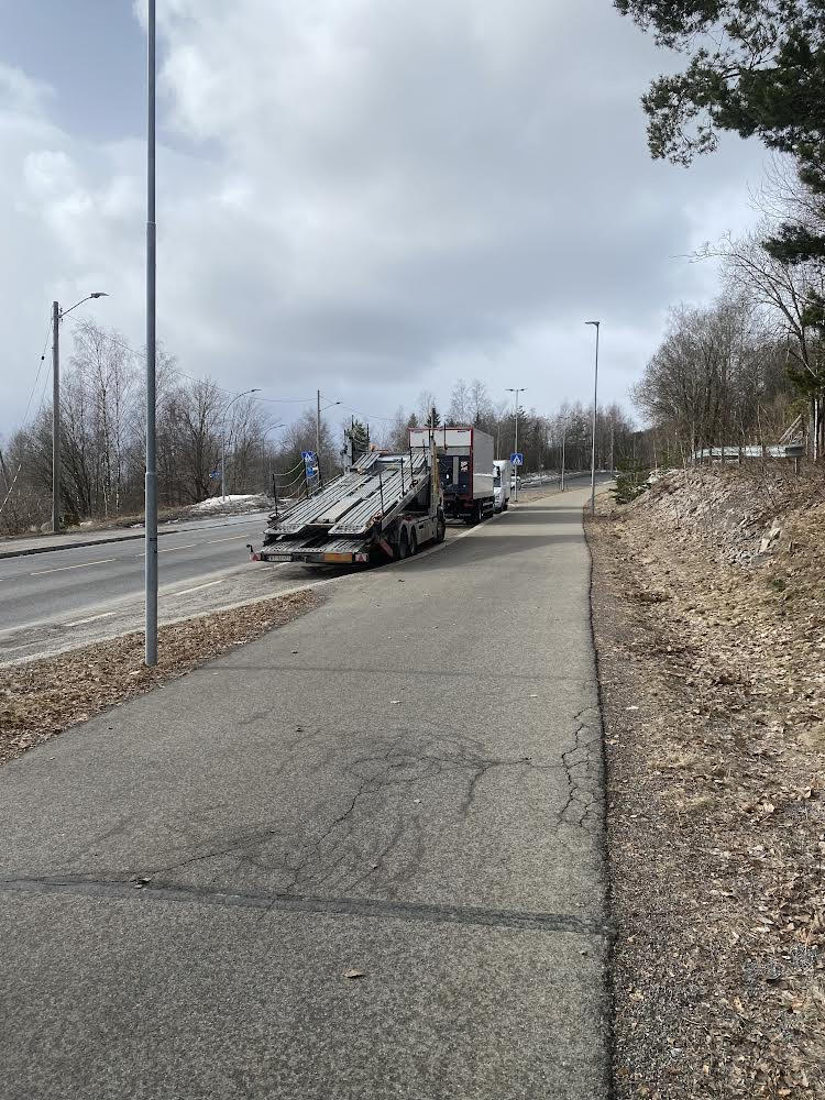 Her står ordfører i Oslo kommune, Anne Lindboe sammen ansatte og nyankomne ukrainere som har fått praksisplass på IKEA.