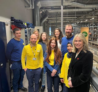 Her står ordfører i Oslo kommune, Anne Lindboe sammen ansatte og nyankomne ukrainere som har fått praksisplass på IKEA.
