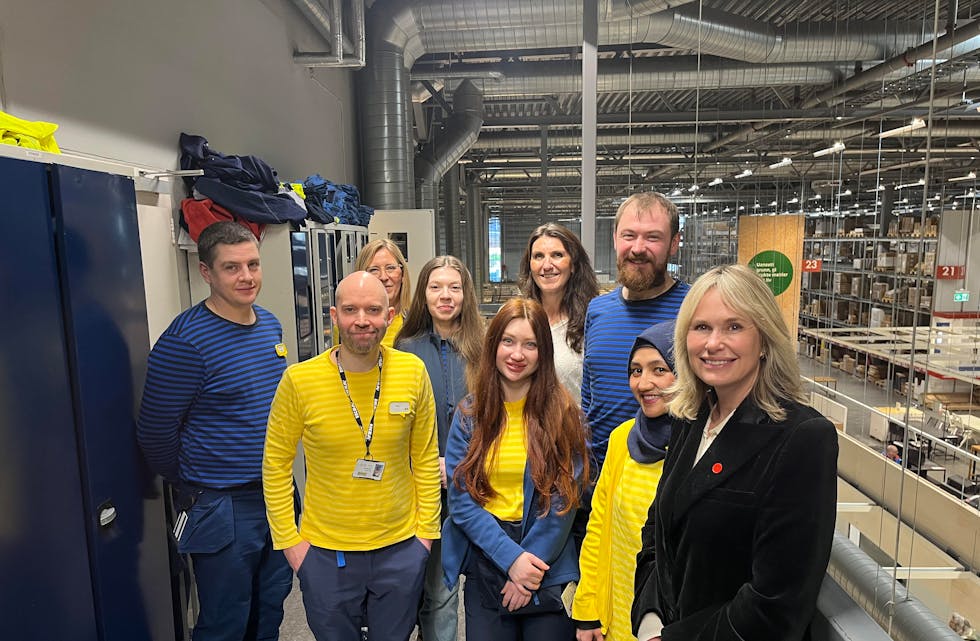 Her står ordfører i Oslo kommune, Anne Lindboe sammen ansatte og nyankomne ukrainere som har fått praksisplass på IKEA.