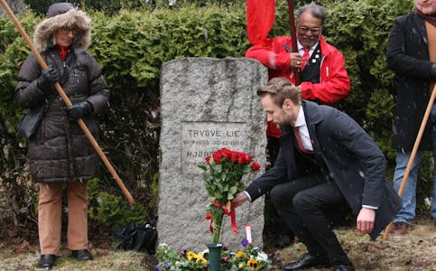 TRADISJONEN TRO: Å legge ned blomster på graven til Trygve Lie har blitt en viktig del av 1. mai-feiringen til Grorud Arbeiderparti. I 2023 var det Henrik Dahl Jacobsen (Ap) som fikk jobben.