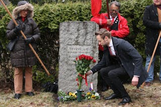 TRADISJONEN TRO: Å legge ned blomster på graven til Trygve Lie har blitt en viktig del av 1. mai-feiringen til Grorud Arbeiderparti. I 2023 var det Henrik Dahl Jacobsen (Ap) som fikk jobben.