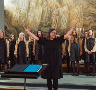 FYLTE KIRKA MED VAKRE TONER: Det Norske Jentekor både beveget og utfordret publikum i Grorud kirke med sin konsert «Kärlekens lov».