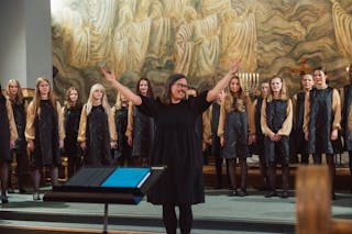 FYLTE KIRKA MED VAKRE TONER: Det Norske Jentekor både beveget og utfordret publikum i Grorud kirke med sin konsert «Kärlekens lov».