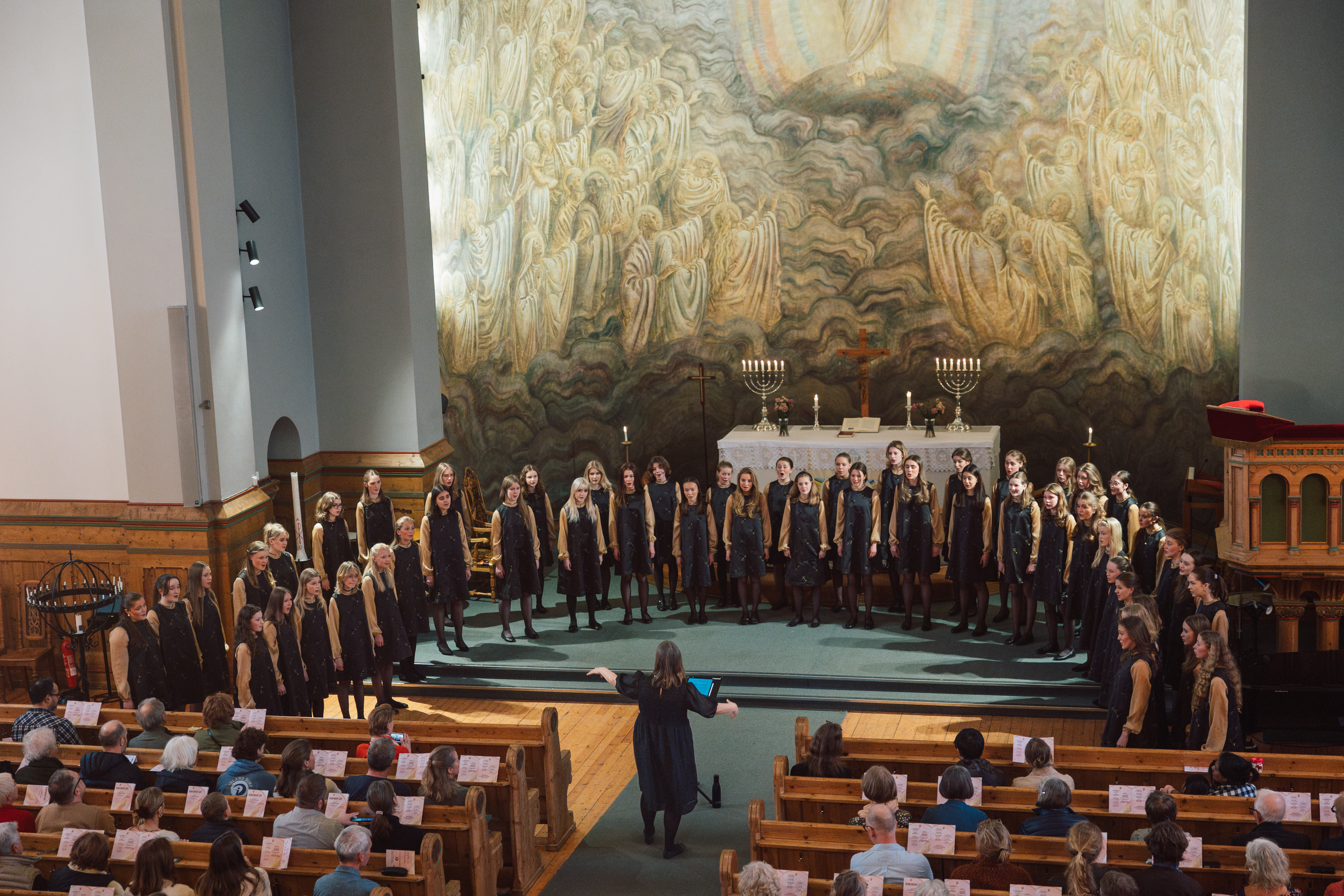 PUBLIKUM STRØMMET TIL: Det Norske Jentekor sto for selve  konserten, med musikk av Knut Nystedt. Dirigent Anne Karin Sundal-Ask loset alle gjennom med Ole Christian Haagenrud på piano.