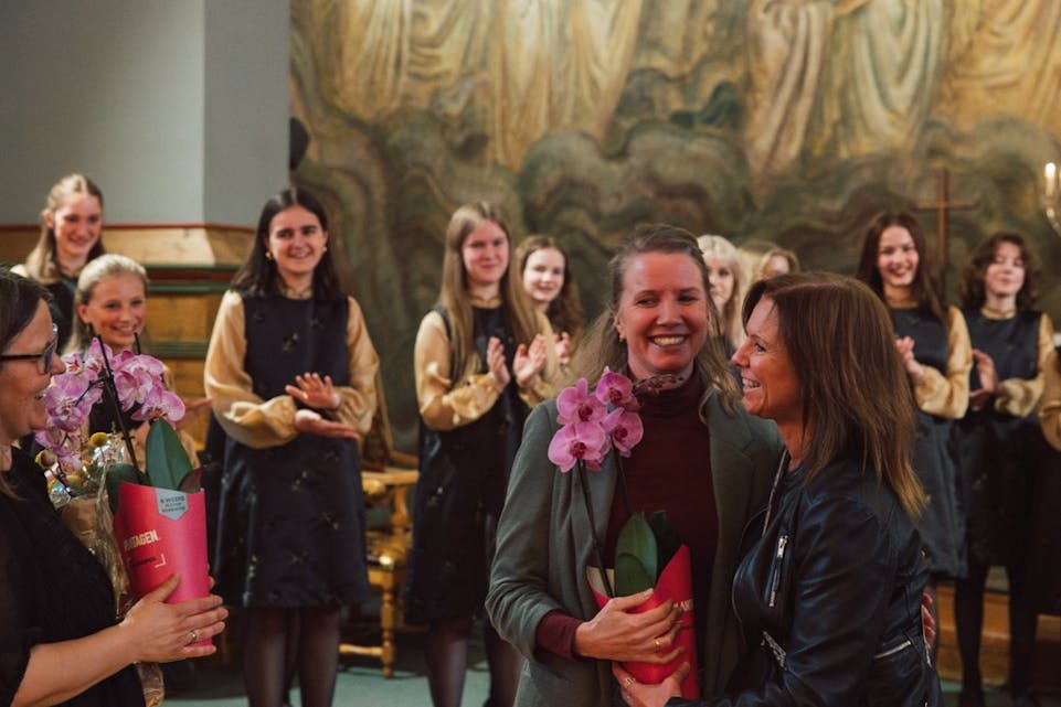 GODT SAMARBEID: Kantor Elisabeth Vatn (t.h.) viste sin takknemlighet med å overrekke blomster til daglig leder Ingrid Synnøve Østvang (midten) og dirigent Anne Karin Sundal-Ask (t.v.) i Det Norske Jentekor.