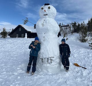 SNØMANNEN ROLF: Christophe Mangion fra Refstad har knipset dette bildet av Olivia (10) og Maxime (7), som har laget en snømann til ære for Rolf E. Wulff i AAG.