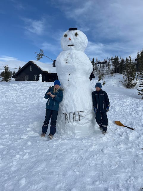 SNØMANNEN ROLF: Christophe Mangion fra Refstad har knipset dette bildet av Olivia (10) og Maxime (7), som har laget en snømann til ære for Rolf E. Wulff i AAG.