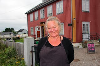 Birgitte Rommen utenfor Kafé Steinbra