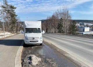 SNART KAN MAN IKKE PARKERE HER LENGER: Nå har Bymiljøetaten avgjort at det vil bli satt opp et parkering forbudt-skilt i busslommen sør for Trondheimsveien.