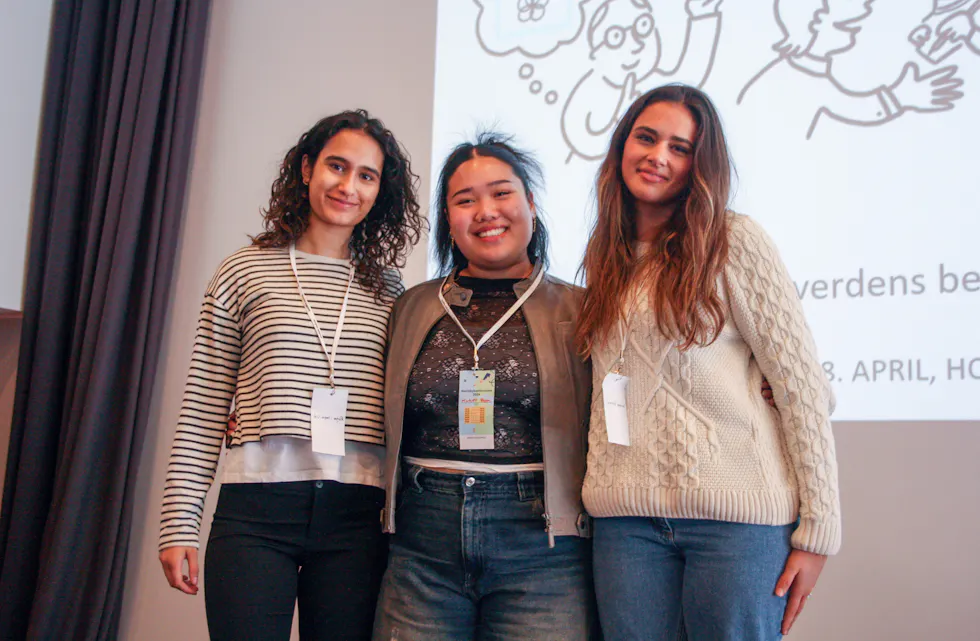 DE UNGES PERSPEKTIV: Allegra Chopra-Sisty (f.v.), Michelle Noan og Teodora Borojevic fra Bjerke videregående skole har fått ansvaret for å presentere unges behov og tanker på «Stemmer fra Hovinbyen». Deres stemmer er viktige, da de er de som skal bo og leve aller lengst i området som er Norges største byutviklingsprosjekt.