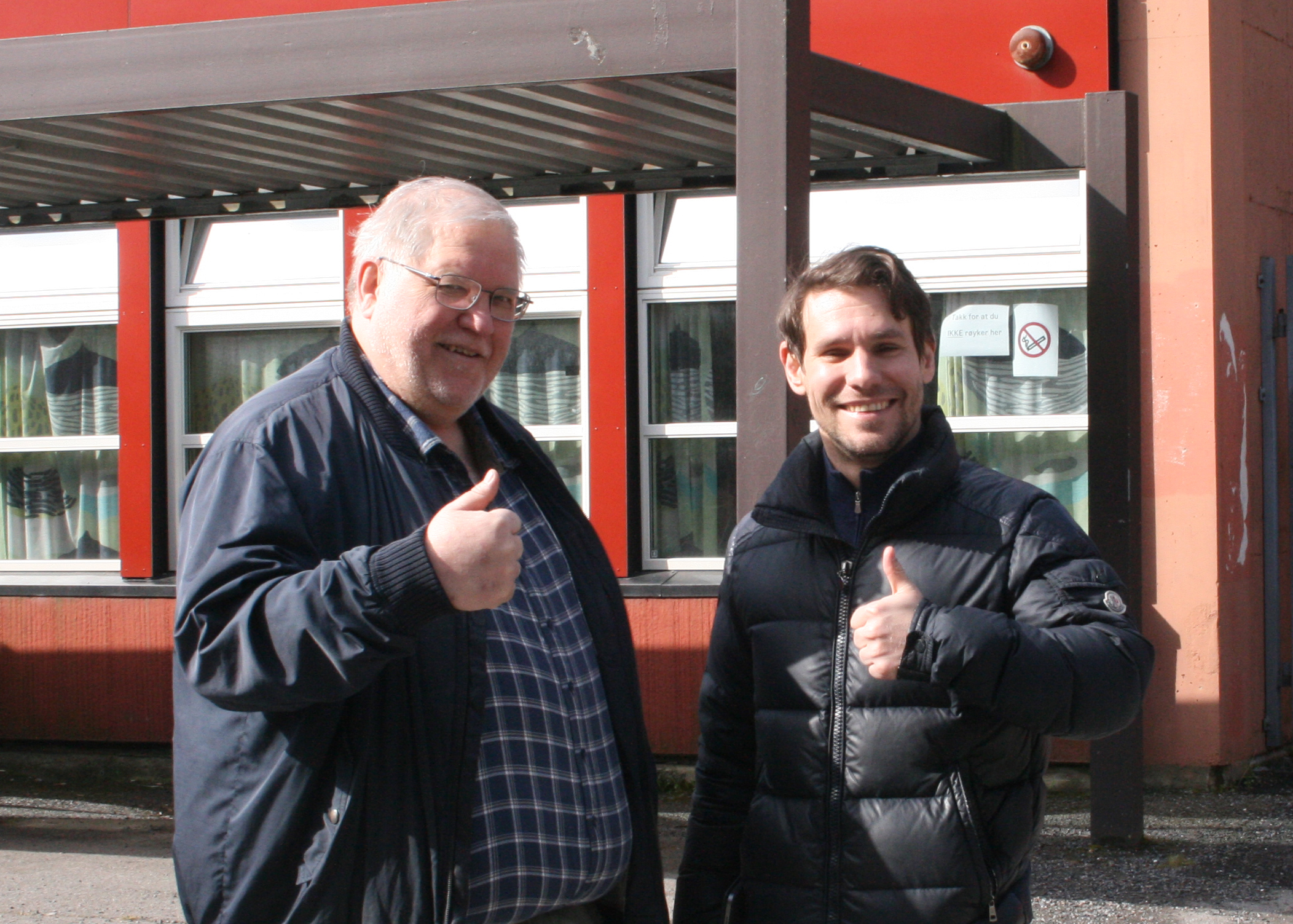 SIKRET PARKERING: Vidar Solberg (t.v.) i Alna Frp og Magnus Birkelund i bystyret får gi tommel opp til parkering på Ellingsrud skole.