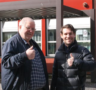 SIKRET PARKERING: Vidar Solberg (t.v.) i Alna Frp og Magnus Birkelund i bystyret får gi tommel opp til parkering på Ellingsrud skole.
