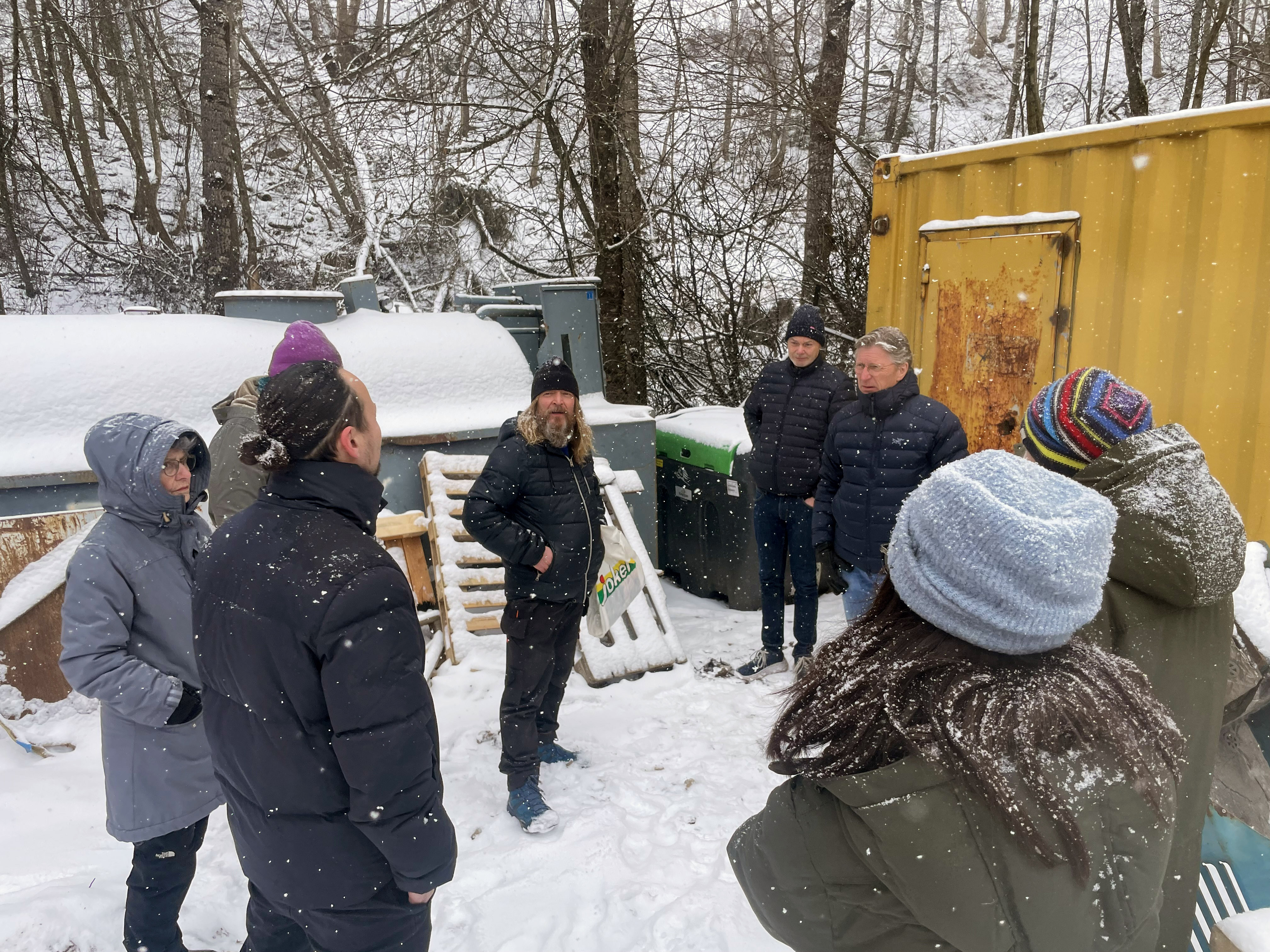 PÅ BEFARING: De fremmøtte møttes ved Shoddyfabrikken for å se hvordan området ser ut nå, og for å diskutere veien videre. 