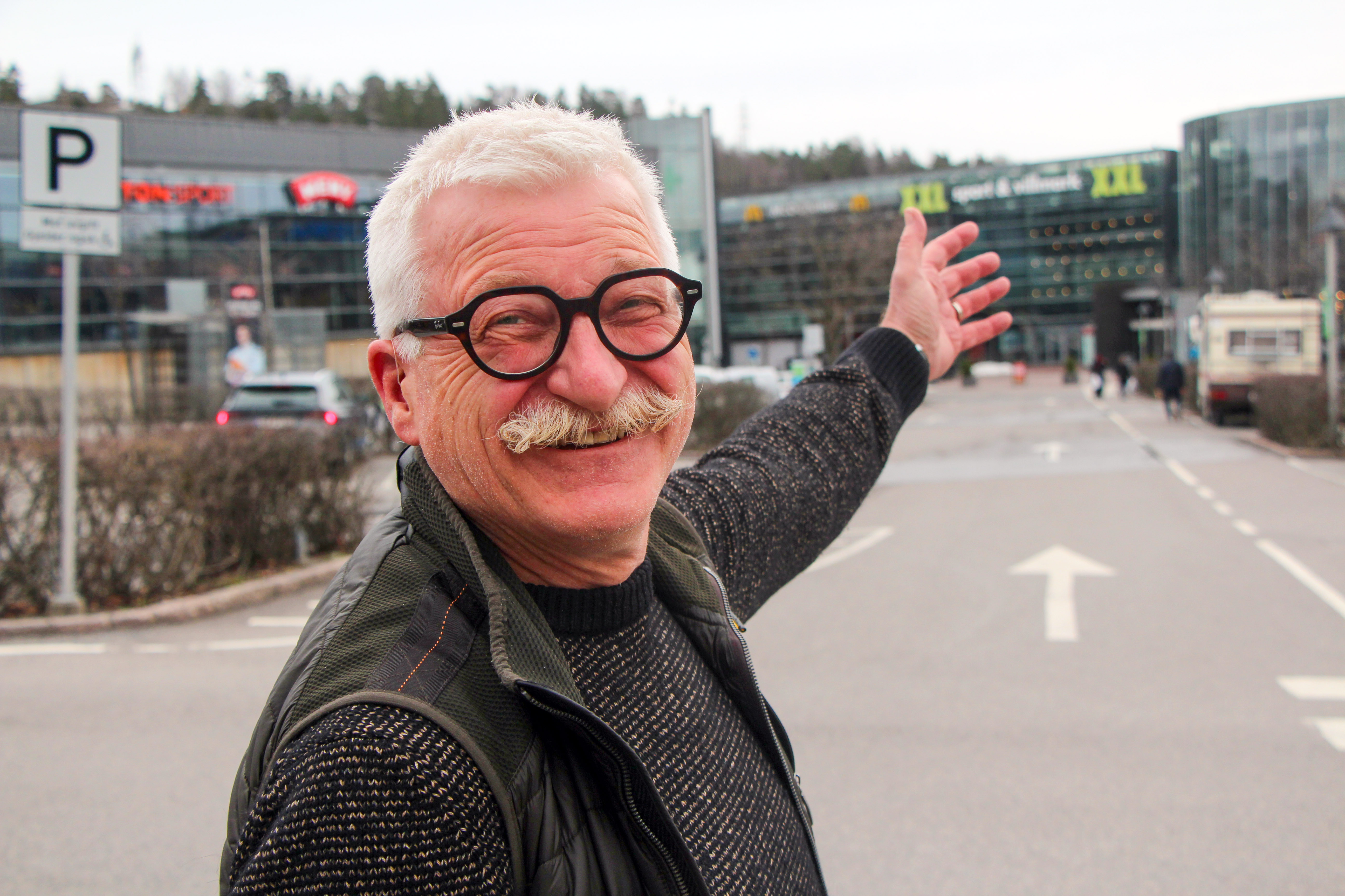 LEDER FESTEN: Senterleder Hans Georg Helberg serverer kake på onsdag og røper sentrets planer om å bli enda større. 
