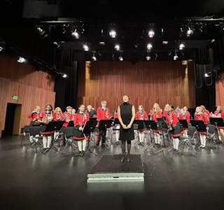 KLARE PÅ SCENEN: Hovedkorpset på scenen i Lørenskog Hus, med dirigent Yvonne Hetting i front.