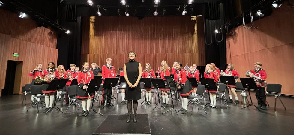 KLARE PÅ SCENEN: Hovedkorpset på scenen i Lørenskog Hus, med dirigent Yvonne Hetting i front.