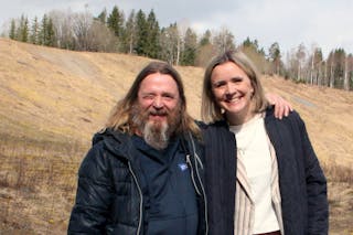 Helge Braathen og Marit Vea (V) i Huken.