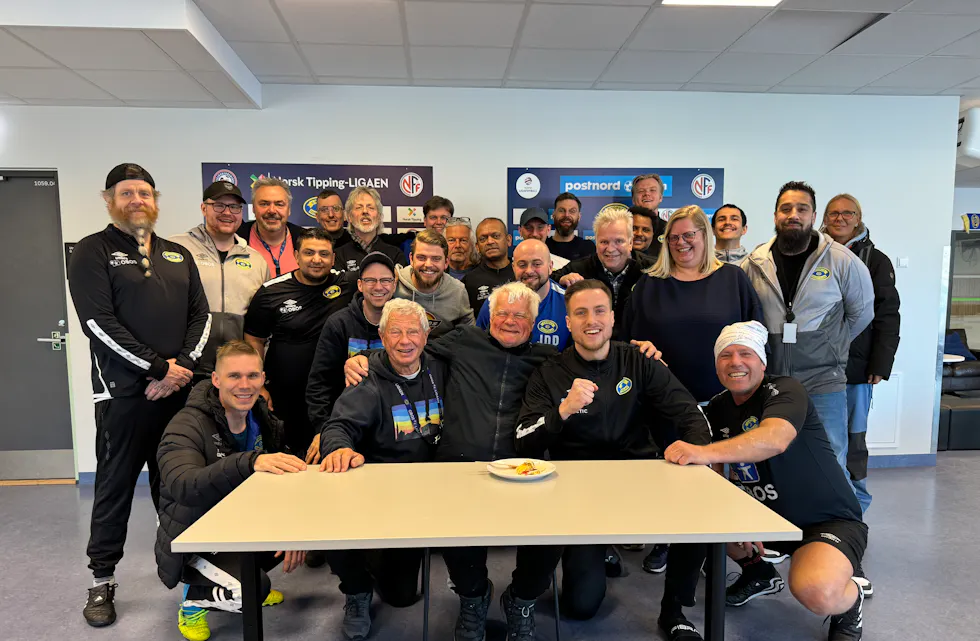 MED VENNER OG KOLLEGER: Grorud IL sin tredjekeeper, Roar Bakken (sittende i midten), er 70 år. Det ble feiret med venner og kolleger på jobben.