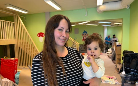 ÅPNER LEKELAND: Småbarnsmamma Trine Lise Andersen åpner fredag Småtroll Minilekeland på Grorud senter. 