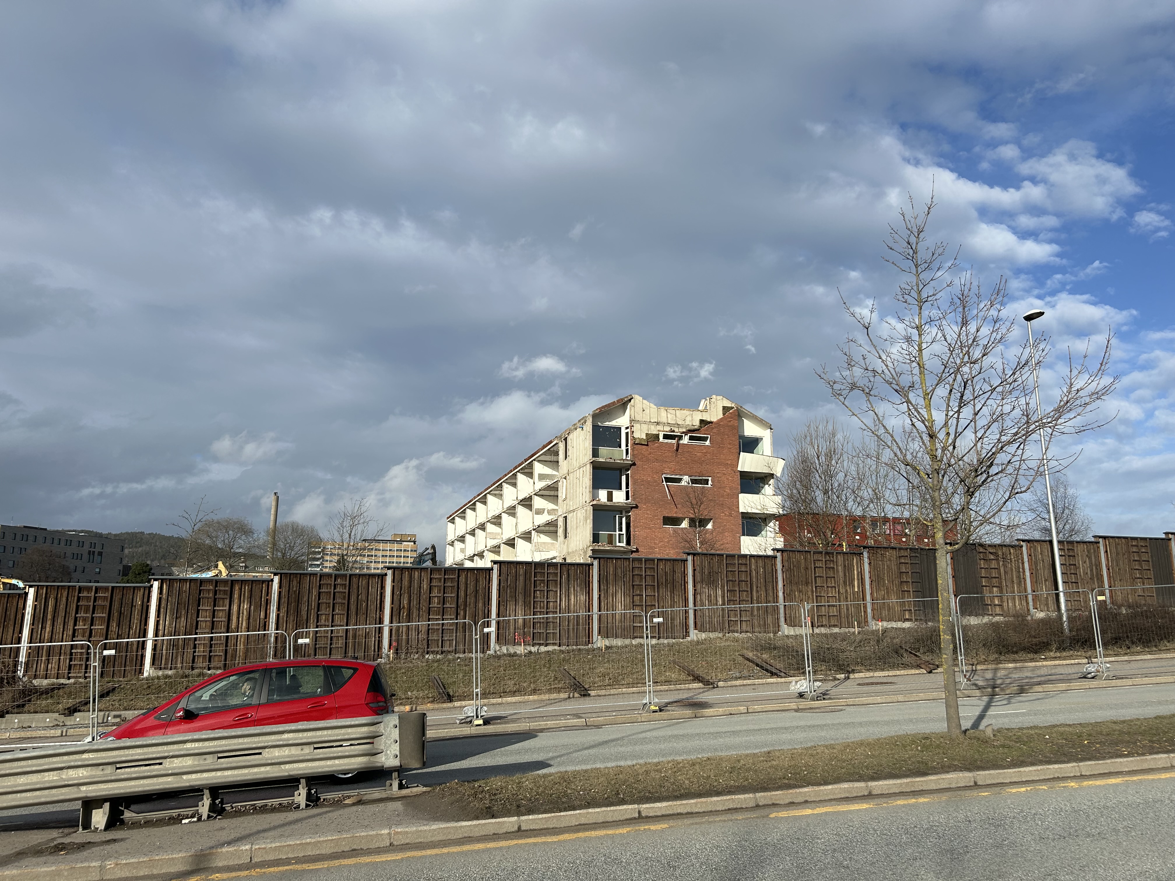 SISTE REST: Den siste boligblokken rives i disse dager.