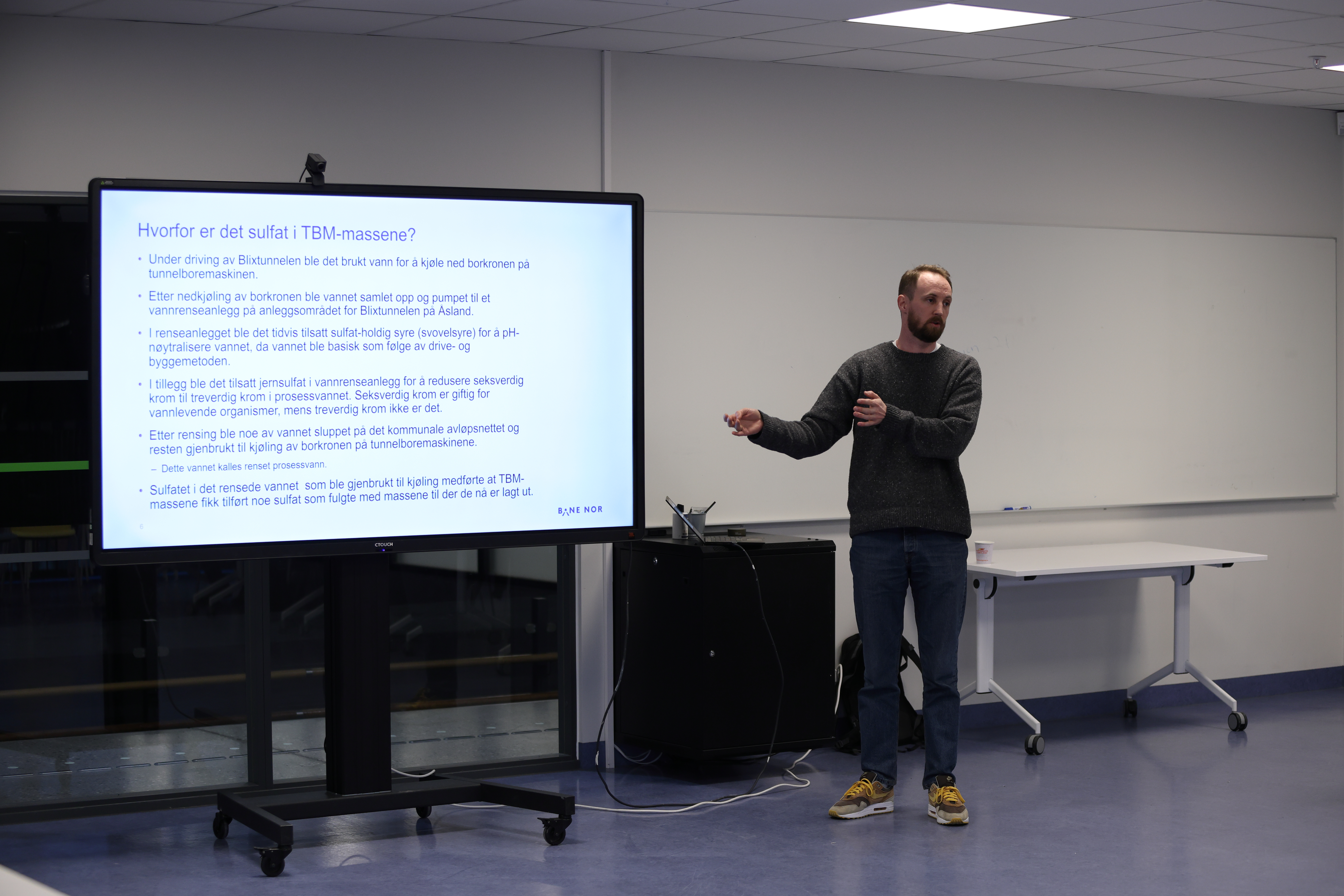 BEROLIGER: Thomas Egeberg Nissen i Bane Nor forklarer grunnen til at uran og sulfat har havnet på Huken, og kan samtidig berolige med at det ikke er farlig.