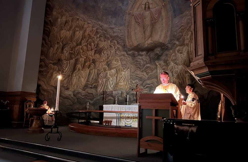 MØRK TRADISJON: Ofte er kirken et lyst møterom i hverdagen, men under påskenattmessen slukkes lysene (Alle foto: Tom Evensen). 