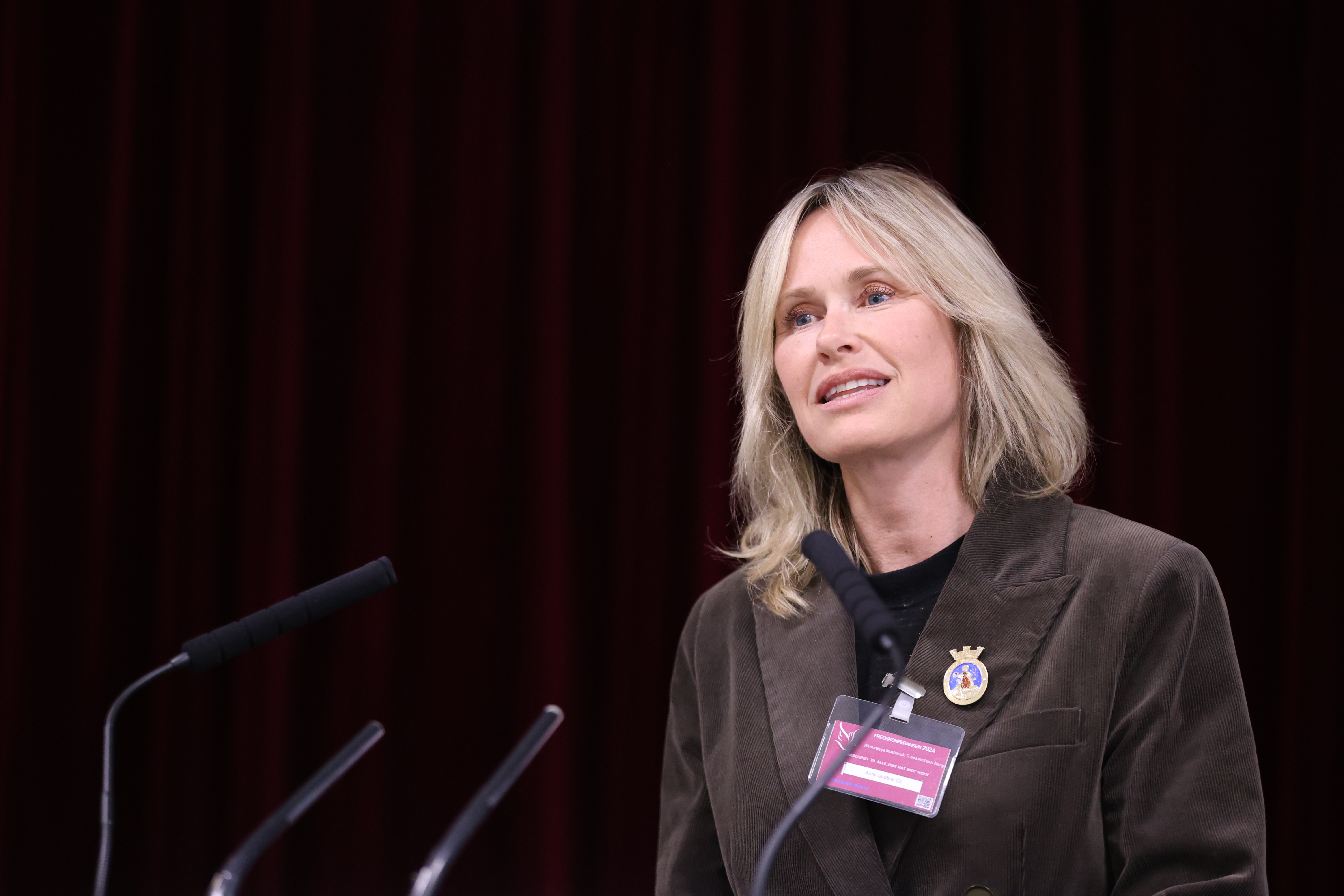 ORDFØREREN TIL LINDERUD:
Oslo-ordfører Anne Lindboe åpner kampanje om respekt, språk og grenser på Linderud skole. (Foto: Tom Evensen)