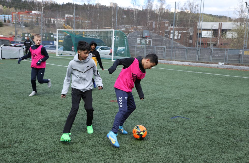 De unge trenerne spiller en viktig rolle i å utvikle nye fotballtalenter i trygge omgivelser.