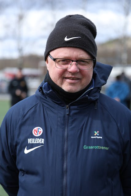 Knut Rød fra Oslo fotballkrets er med for å veilede ungdommene til å bli gode og forståelsesfulle trenere.
