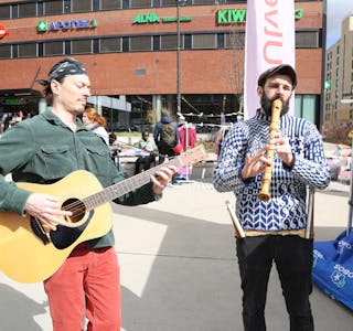 LIVE-MUSIKK OG STEMNING: Nabolaget på Ulven feiret sine «Torgdager» med musikk, mat og fellesskap. 