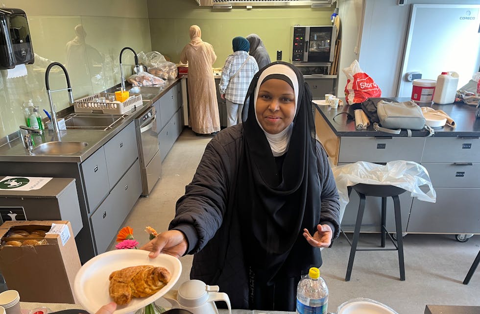 GLEDEN AV Å GI: Det sto flere deilig måltider på menyen ved dagens Id-feiring. I første omgang ble det delt ut nystekt hvetebakst. Avbildet er Satiya Saleh, som er daglig leder i Oslo Flerkulturelle Mødre.