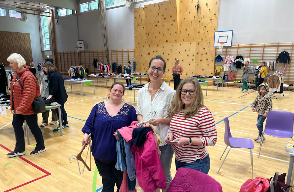 Pia Soulgeres-Capello (f.v), Frøydis Jørve og Arna Kristine Lund Johnsen er med på å arrangere Klesbyttedagen.