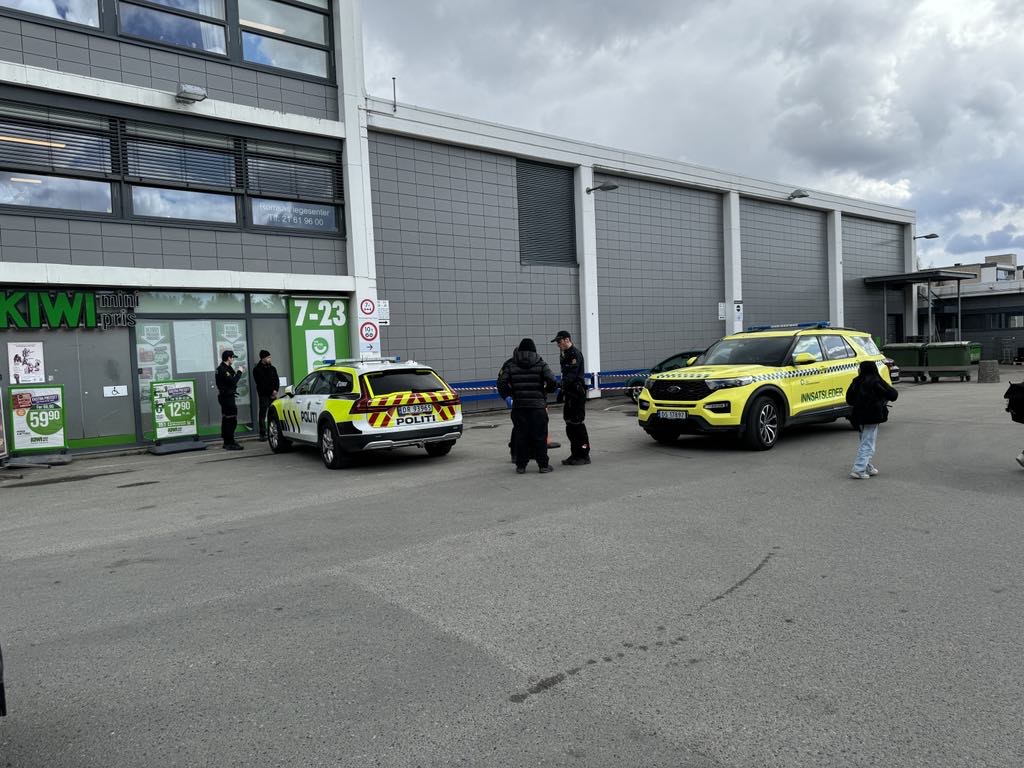 VITNER AVHØRES: Vitner på stedet blir nå avhørt av politiet etter den mulige knivstikkingen.