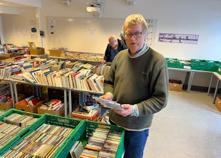 Ole Johan Haakensveen er æresmedlem i Haugen skolekorps og har vært med i 28 år. Han følger tett med på hva som kommer inn, og hva som blir kjøpt.