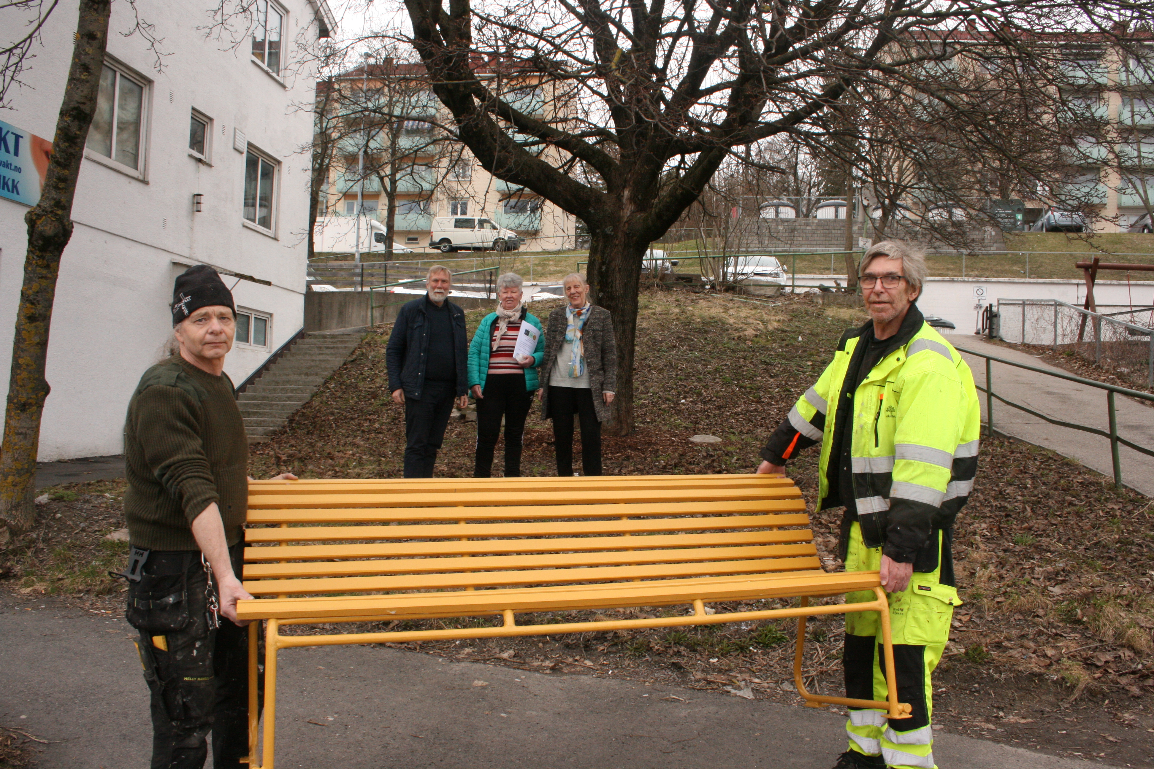 NY BENK: Tilbake i Oslo-fargene, takket være Kjetil Tangen (foran, t.v.) og Rolf Henriksen i Årvoll kniv og sløyd. Bak fra venstre: Lars Eivind Bjørnstad, Hanne Siktas og Grethe Opkvitne.