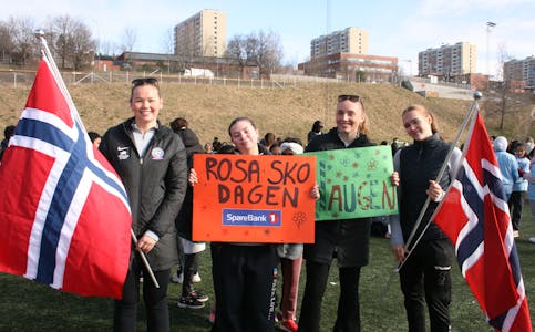 GLEDESDAG: Elevene i tredje klasse på Bjerke videregående skole har ansvar for å arrangere Rosa Sko-dagen. Det er et høydepunkt.